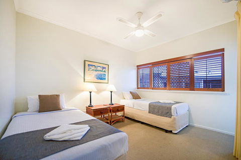 Whale Watch Ocean Beach Resort - Mackay Tourism 11