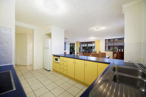 Whale Watch Ocean Beach Resort - Mackay Tourism 13