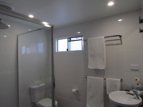 Alex Beach Cabins And Tourist Park - Mackay Tourism 1