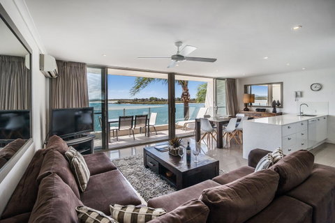 Noosa Harbour Resort - Mackay Tourism 22