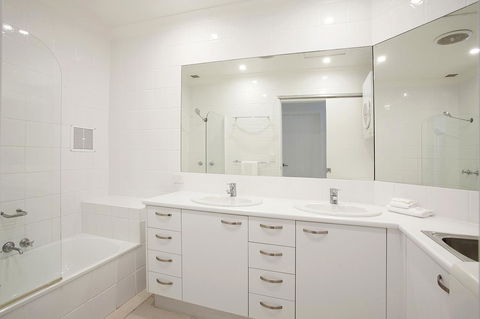Noosa Shores Resort - Mackay Tourism 1