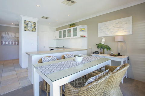 Noosa Shores Resort - Mackay Tourism 24