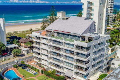 Surfers Chalet - Mackay Tourism 9