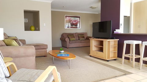 Surfers Chalet - Mackay Tourism 18