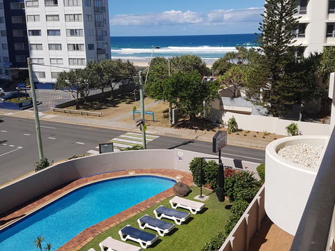 Surfers Chalet - Mackay Tourism 14