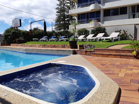 Surfers Chalet - Mackay Tourism 6