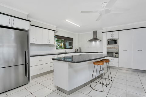 Roydon Beachfront Apartments - Mackay Tourism 25