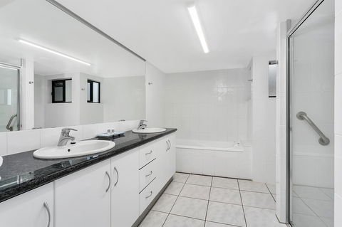 Roydon Beachfront Apartments - Mackay Tourism 23