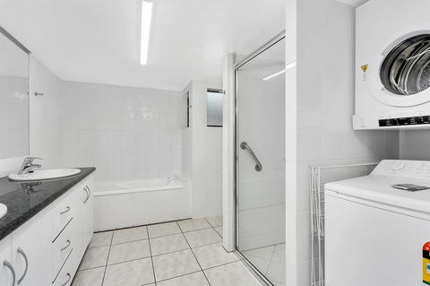Roydon Beachfront Apartments - Mackay Tourism 24