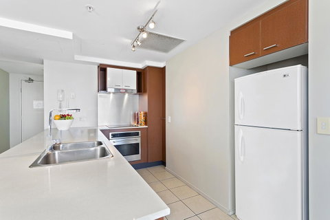 Beach Stay - Ocean & Riverview Resort Chevron Renaissance Central Surfers Paradise - Mackay Tourism 5