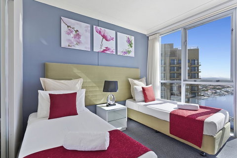 Beach Stay - Ocean & Riverview Resort Chevron Renaissance Central Surfers Paradise - Mackay Tourism 9