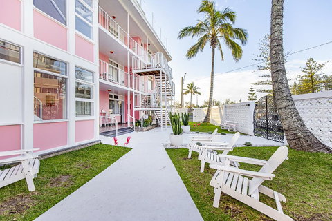 The Pink Hotel Coolangatta - Mackay Tourism 0