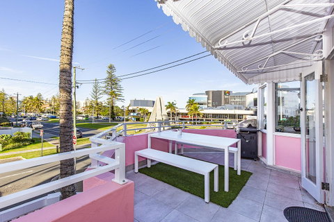 The Pink Hotel Coolangatta - Mackay Tourism 6