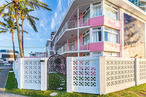 The Pink Hotel Coolangatta - Mackay Tourism 1