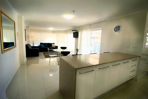 Grosvenor Beachfront Apartments Surfers Paradise - Mackay Tourism 3