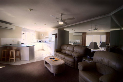 Grosvenor Beachfront Apartments Surfers Paradise - Mackay Tourism 9