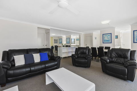 Columbia Beachfront Apartments On Rainbow Bay - Mackay Tourism 21