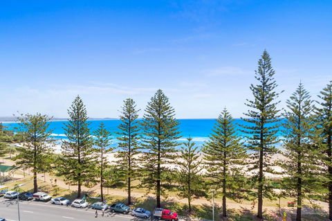 Columbia Beachfront Apartments On Rainbow Bay - Mackay Tourism 40