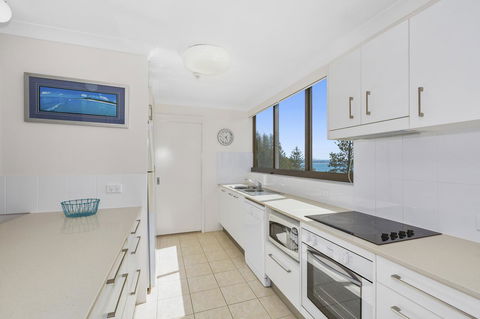 Columbia Beachfront Apartments On Rainbow Bay - Mackay Tourism 35
