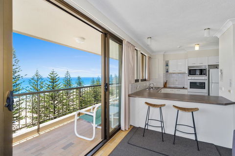 Columbia Beachfront Apartments On Rainbow Bay - Mackay Tourism 28