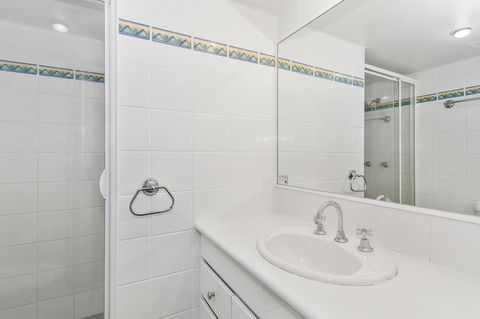 Columbia Beachfront Apartments On Rainbow Bay - Mackay Tourism 31