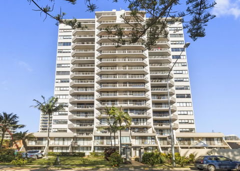 Columbia Beachfront Apartments On Rainbow Bay - Mackay Tourism 4