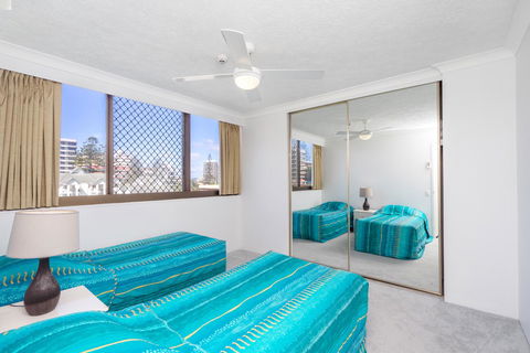 Columbia Beachfront Apartments On Rainbow Bay - Mackay Tourism 11