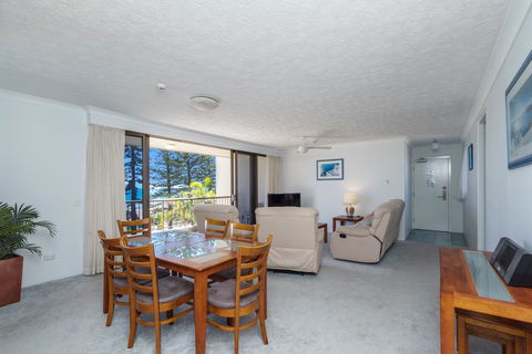 Columbia Beachfront Apartments On Rainbow Bay - Mackay Tourism 13