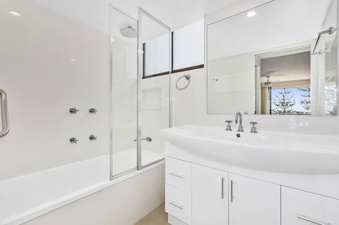 Columbia Beachfront Apartments On Rainbow Bay - Mackay Tourism 24