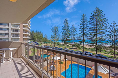Columbia Beachfront Apartments On Rainbow Bay - Mackay Tourism 6