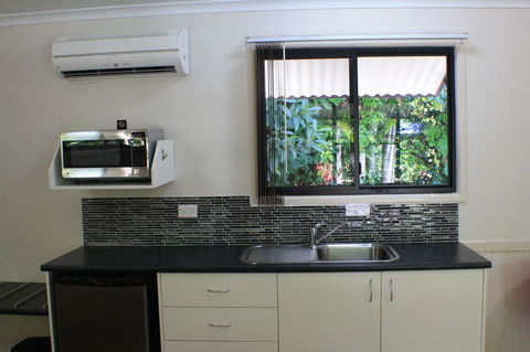 Boutique Bungalows - Mackay Tourism 35