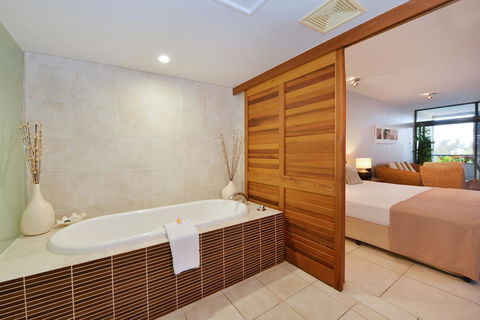Club Tropical Resort - Official Onsite Reception & Check In - Mackay Tourism 34