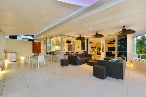 Club Tropical Resort - Official Onsite Reception & Check In - Mackay Tourism 36