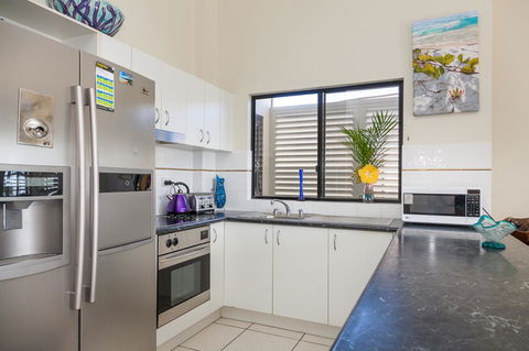 Cylinder Beach Mooloomba Unit 3 - Mackay Tourism 6