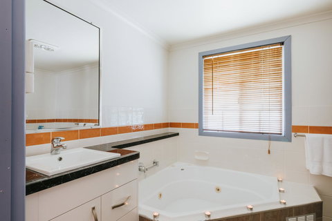 Apple Blossom Cottages - Mackay Tourism 9