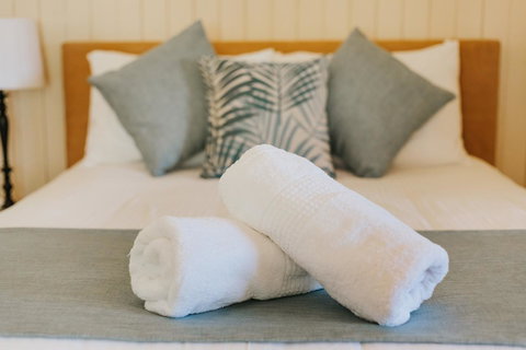 Apple Blossom Cottages - Mackay Tourism 12