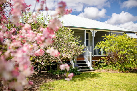 Apple Blossom Cottages - Mackay Tourism 1