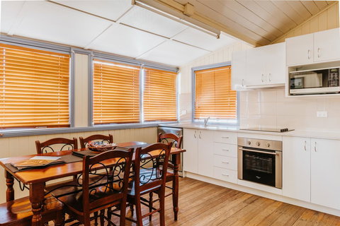 Apple Blossom Cottages - Mackay Tourism 7