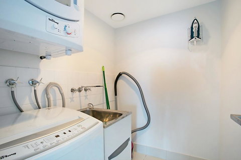 Number 1 H Residences - WiFi, Parking & More By Gold Coast Holidays - Mackay Tourism 1