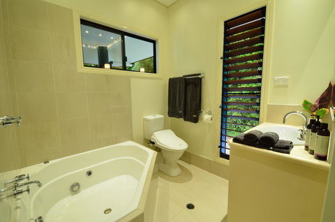 Misty Mountains Rainforest Retreat - Mackay Tourism 12