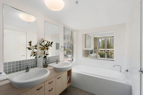 Wings Resort, Apartments And 2 Story Penthouses - We Accommodate - Mackay Tourism 12
