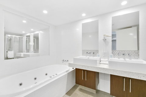 Wings Resort, Apartments And 2 Story Penthouses - We Accommodate - Mackay Tourism 23