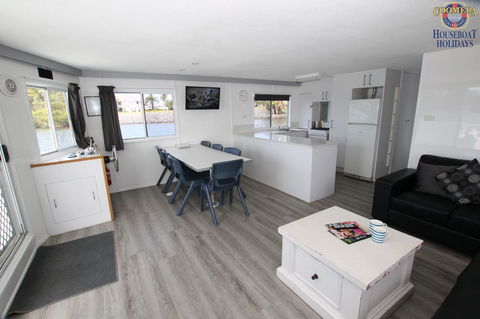 Coomera Houseboats - Mackay Tourism 8