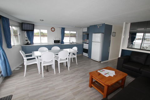 Coomera Houseboats - Mackay Tourism 5