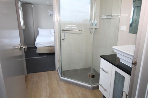 Coomera Houseboats - Mackay Tourism 23