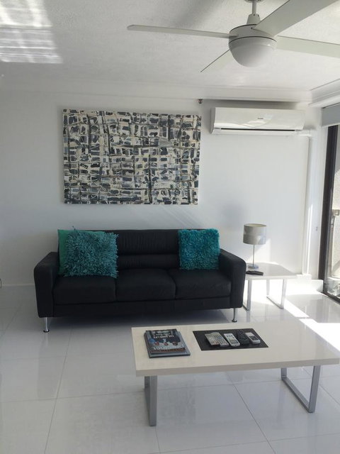 Surfers Century Oceanside Apartments - Mackay Tourism 27