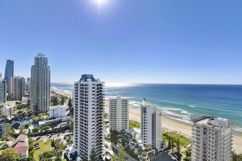 Surfers Century Oceanside Apartments - Mackay Tourism 16