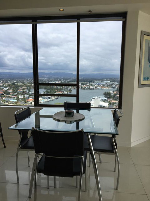 Surfers Century Oceanside Apartments - Mackay Tourism 21