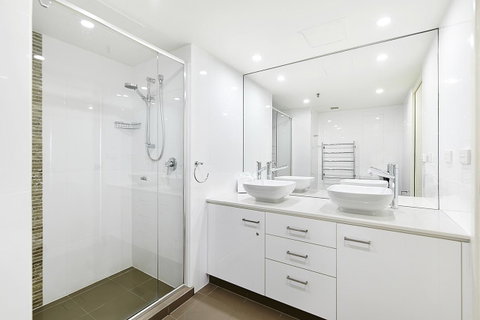 Surfers Century Oceanside Apartments - Mackay Tourism 9