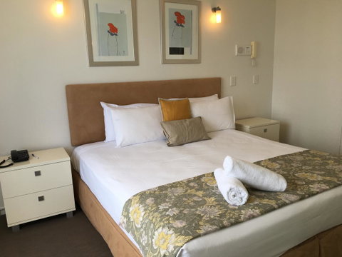 Surfers Century Oceanside Apartments - Mackay Tourism 19